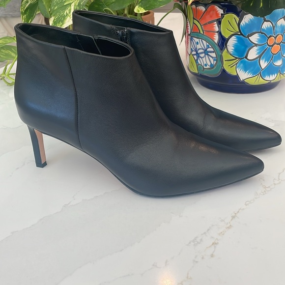 Veronica Beard Shoes - Veronica Beard Leone Pointed Toe Black Leather Bootie Size 8